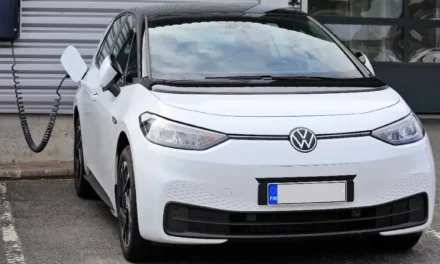 Bruxelles verso l’obbligo del 70% di componenti Ue per le auto elettriche