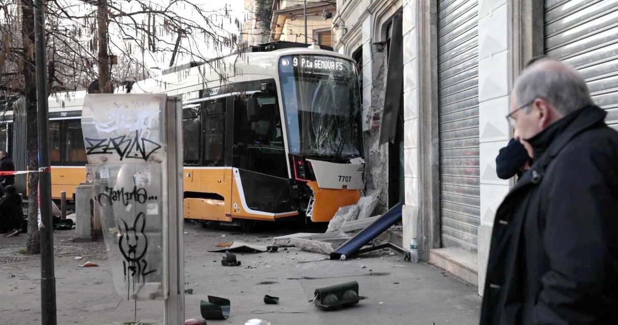 Milano, tram deraglia e si schianta: due morti e decine di feriti, si indaga per omicidio colposo