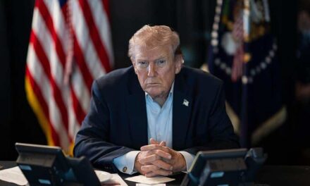 Trump: “La guerra con l’Iran sarà breve”. Ma minaccia attacchi devastanti se Teheran blocca lo Stretto di Hormuz