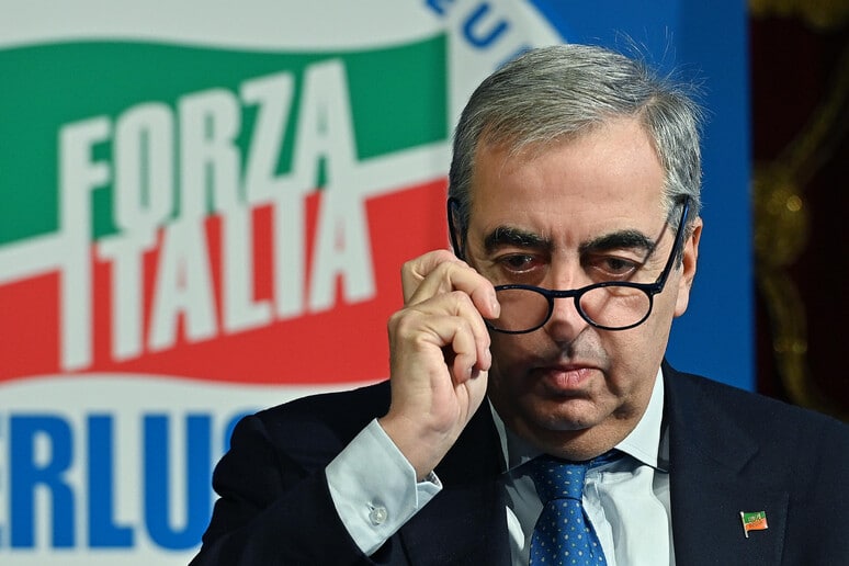 Forza Italia, Gasparri lascia la guida al Senato