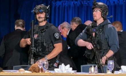 Momenti di terrore a Washington. Un uomo apre il fuoco durante la cena dei corrispondenti alla Casa Bianca, Trump messo subito in salvo/Video