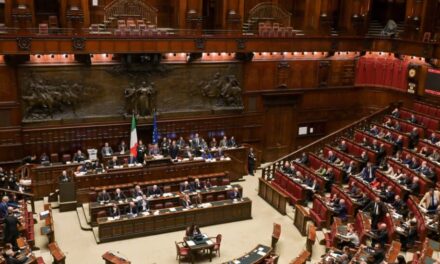 Decreto sicurezza, sì definitivo tra tensioni e cori in Aula