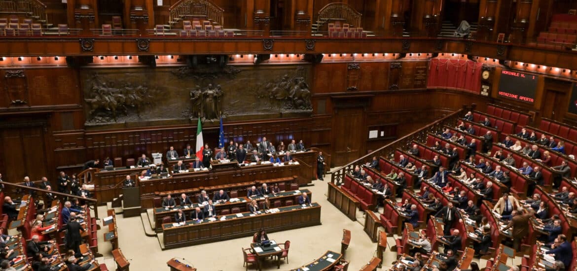 Decreto sicurezza, sì definitivo tra tensioni e cori in Aula